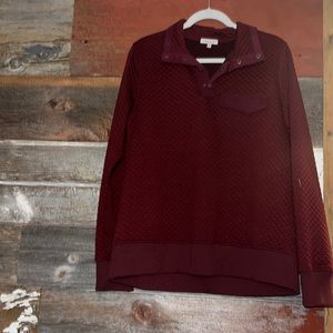 Great condition waffle plaid like texture pullover with fake front pocket detail